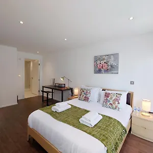 cs-fully-serviced-two-bed-apartment-by-london-excel.brighton-hotels-england.com/
