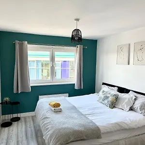 cosy-2-bed-apartment-5-min-walk-from-london-tube-station.brighton-hotels-england.com/